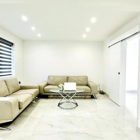 Beautiful 3 Bedroom House In London -Ensuite Bed Room Туикънам Екстериор снимка