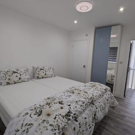 Beautiful 3 Bedroom House In London -Ensuite Bed Room Туикънам Екстериор снимка