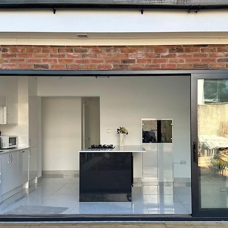 Beautiful 3 Bedroom House In London -Ensuite Bed Room Туикънам Екстериор снимка