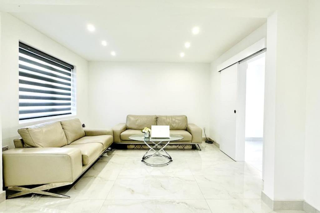 Beautiful 3 Bedroom House In London -Ensuite Bed Room Туикънам Екстериор снимка