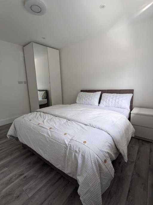 Beautiful 3 Bedroom House In London -Ensuite Bed Room Туикънам Екстериор снимка