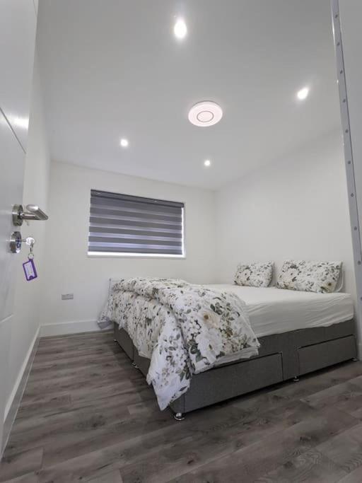 Beautiful 3 Bedroom House In London -Ensuite Bed Room Туикънам Екстериор снимка