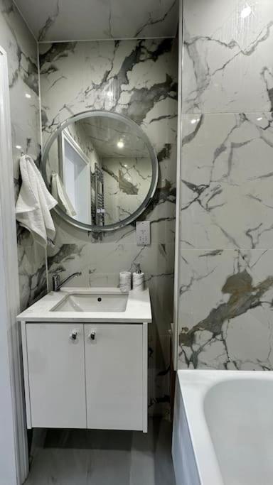 Beautiful 3 Bedroom House In London -Ensuite Bed Room Туикънам Екстериор снимка