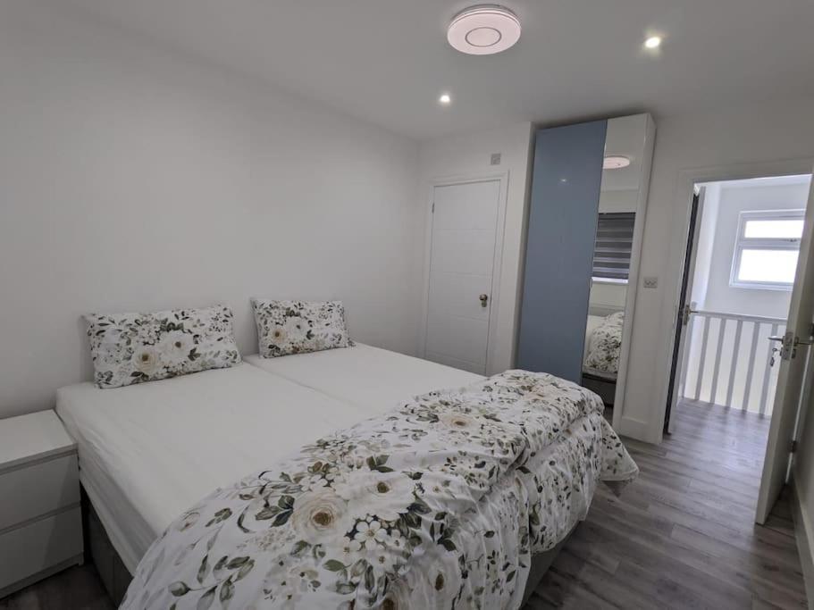 Beautiful 3 Bedroom House In London -Ensuite Bed Room Туикънам Екстериор снимка