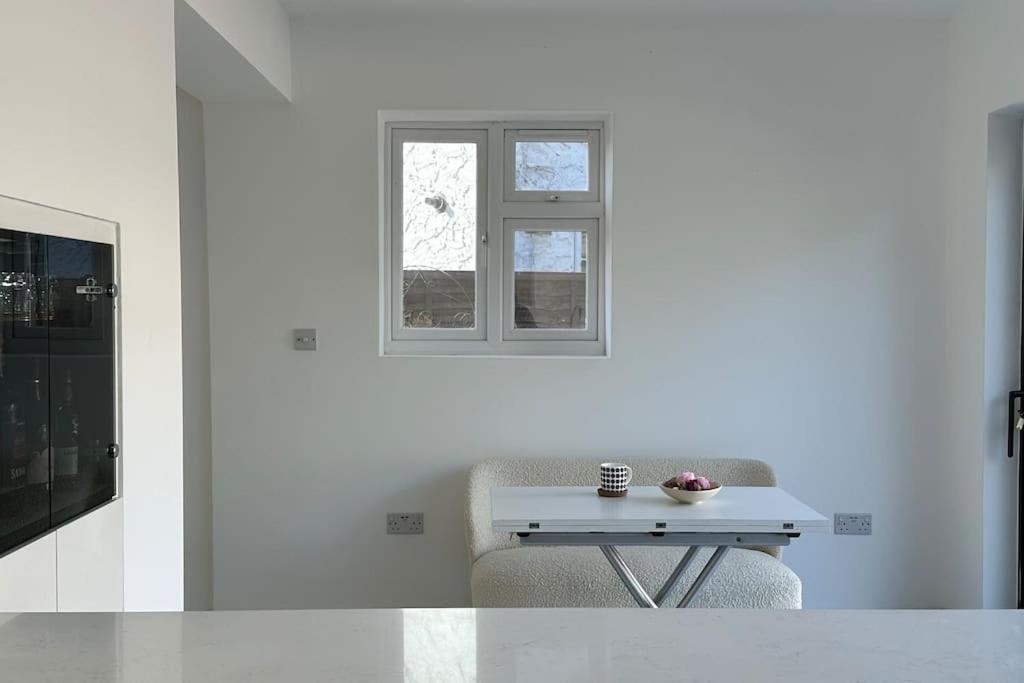 Beautiful 3 Bedroom House In London -Ensuite Bed Room Туикънам Екстериор снимка