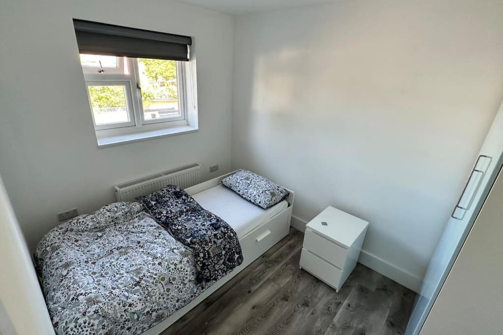 Beautiful 3 Bedroom House In London -Ensuite Bed Room Туикънам Екстериор снимка