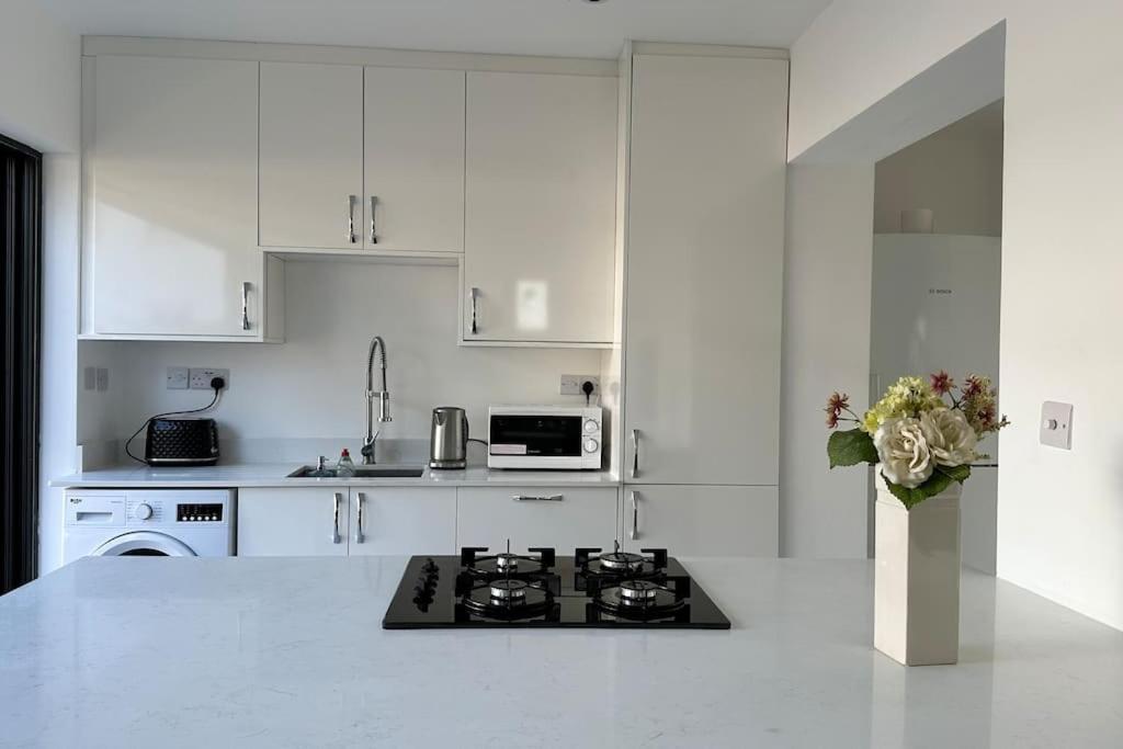 Beautiful 3 Bedroom House In London -Ensuite Bed Room Туикънам Екстериор снимка