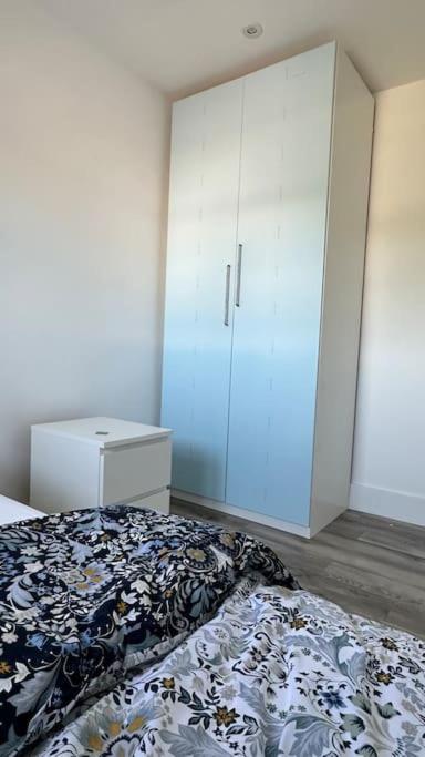 Beautiful 3 Bedroom House In London -Ensuite Bed Room Туикънам Екстериор снимка