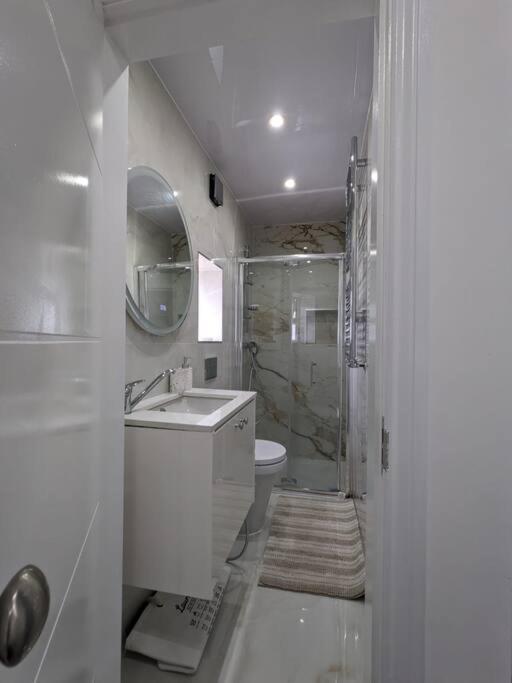 Beautiful 3 Bedroom House In London -Ensuite Bed Room Туикънам Екстериор снимка
