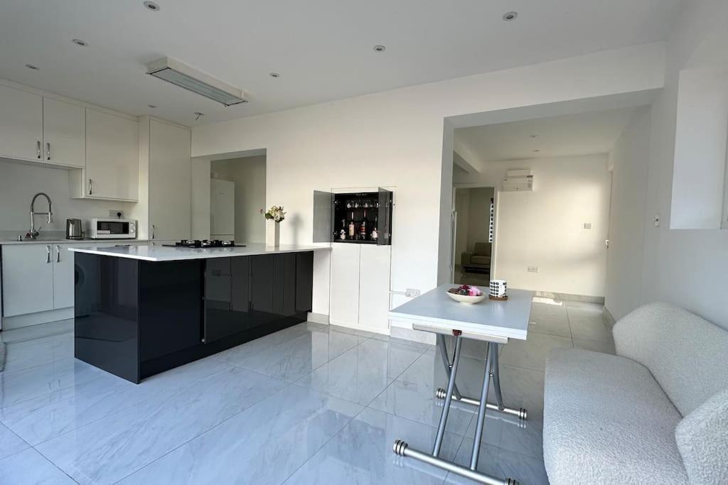 Beautiful 3 Bedroom House In London -Ensuite Bed Room Туикънам Екстериор снимка