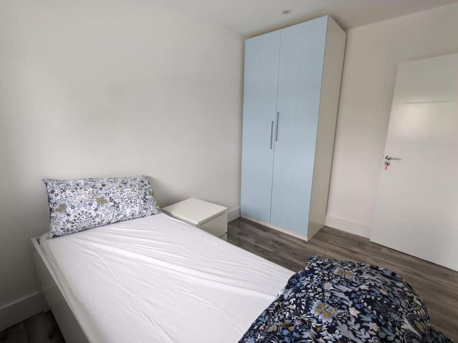 Beautiful 3 Bedroom House In London -Ensuite Bed Room Туикънам Екстериор снимка