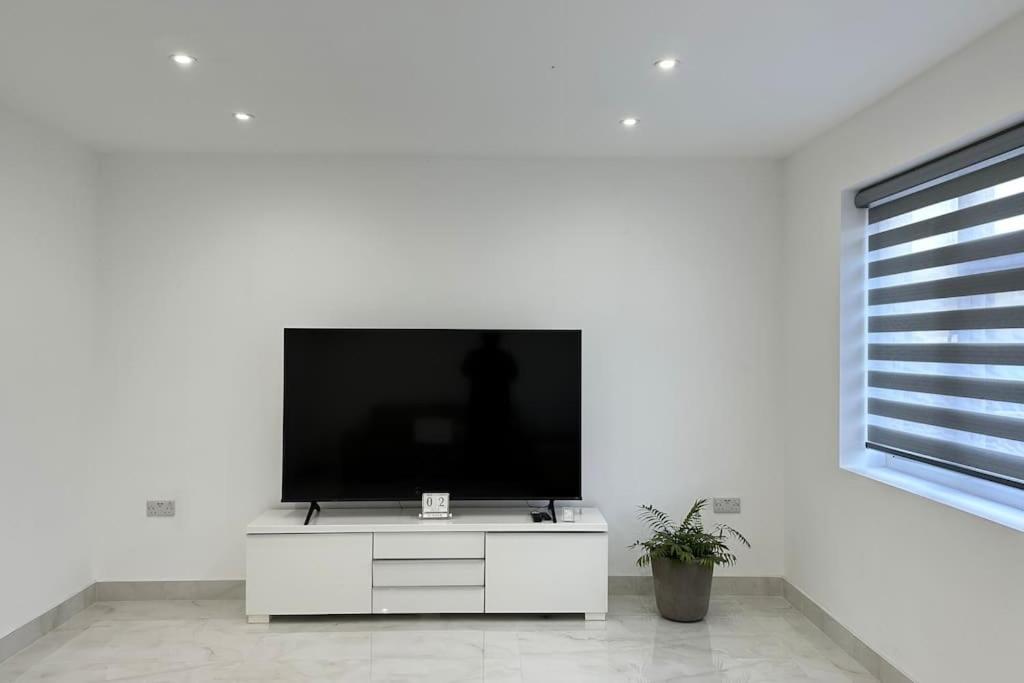 Beautiful 3 Bedroom House In London -Ensuite Bed Room Туикънам Екстериор снимка