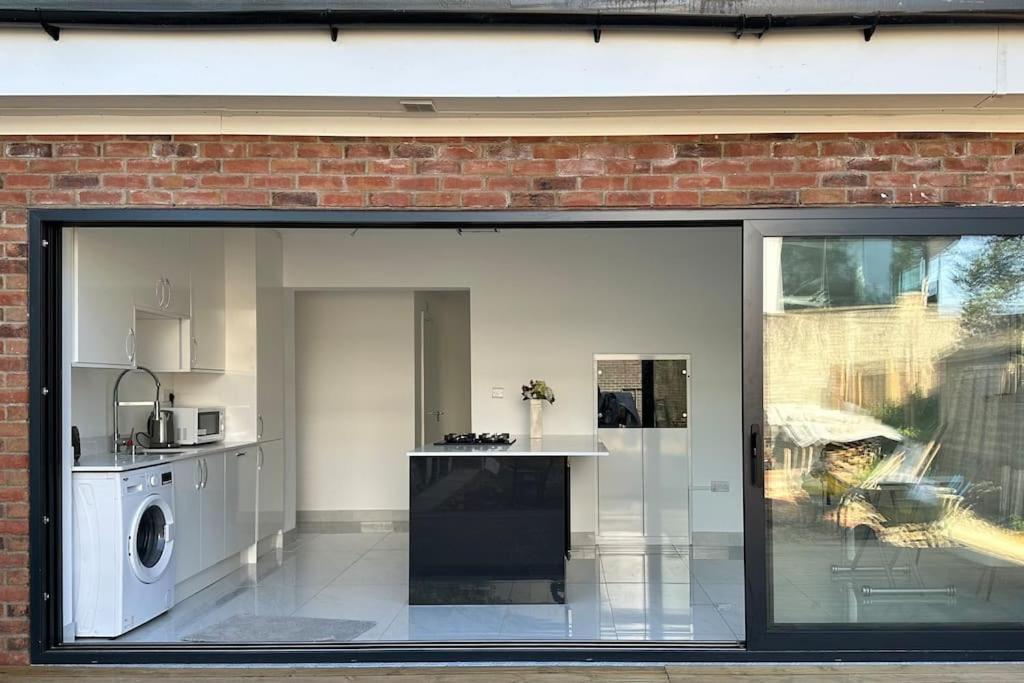 Beautiful 3 Bedroom House In London -Ensuite Bed Room Туикънам Екстериор снимка