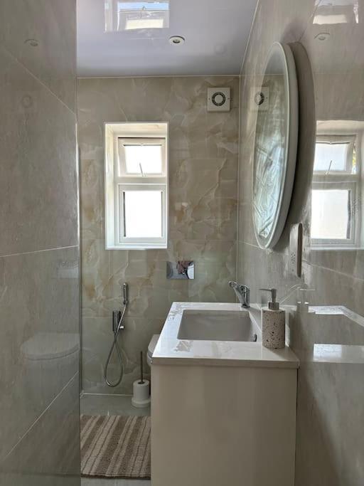 Beautiful 3 Bedroom House In London -Ensuite Bed Room Туикънам Екстериор снимка